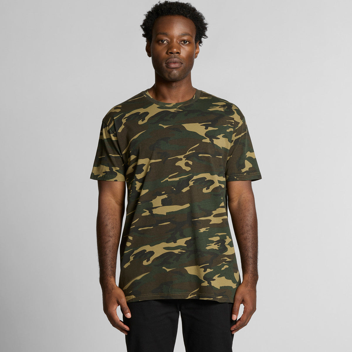 Camouflage t-shirt with olive green and brown hues, short sleeves, crew neck, made of cotton blend.