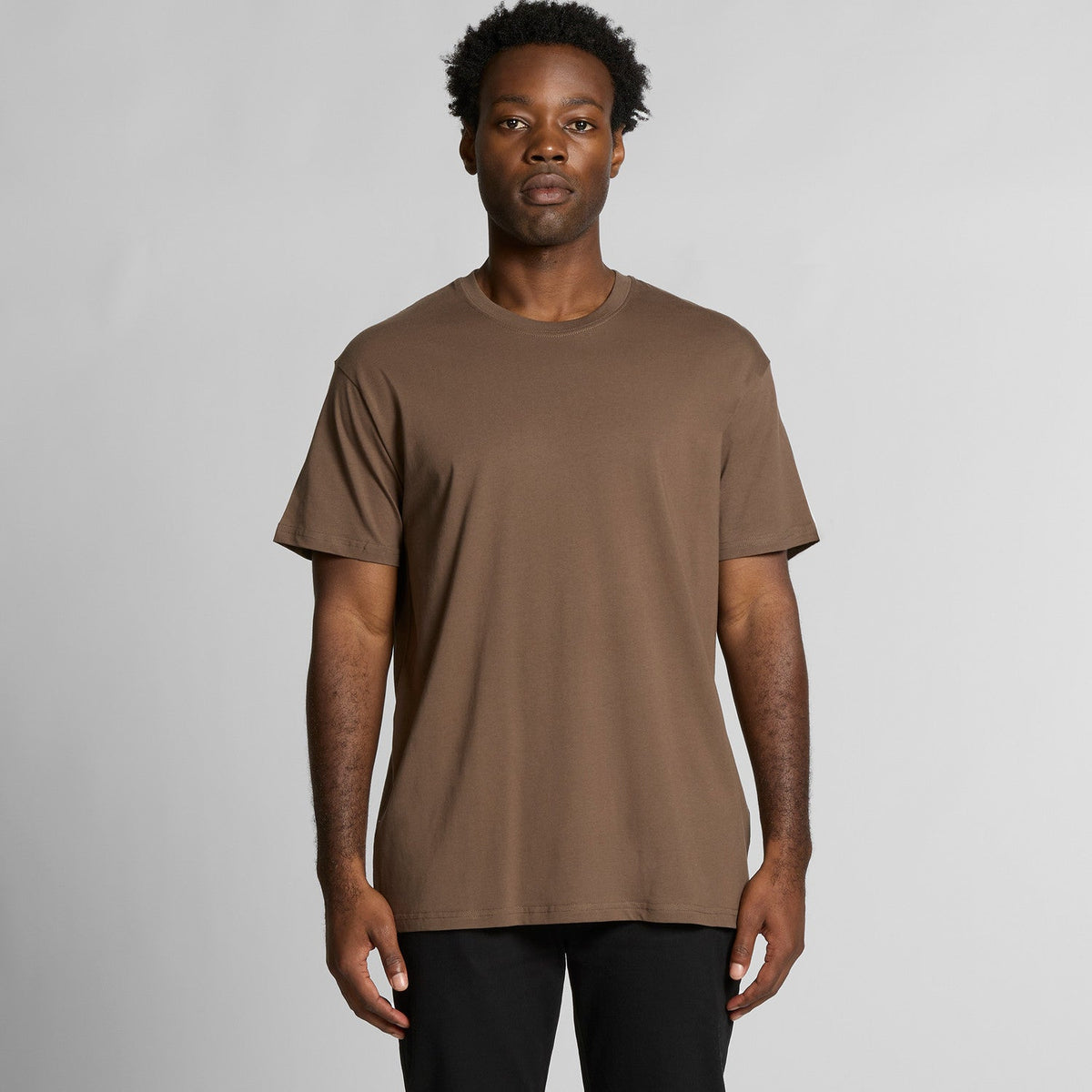 Brown crew neck t-shirt with short sleeves and ribbed cuffs, made of cotton.