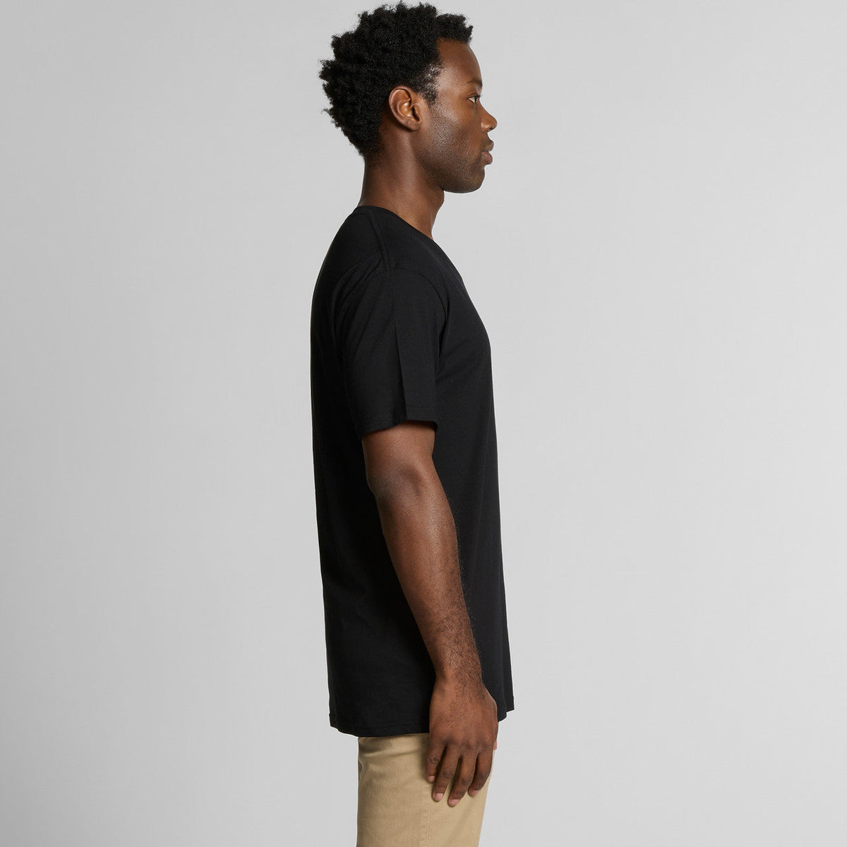 Black t-shirt with short sleeves and ribbed neckline, made of cotton.