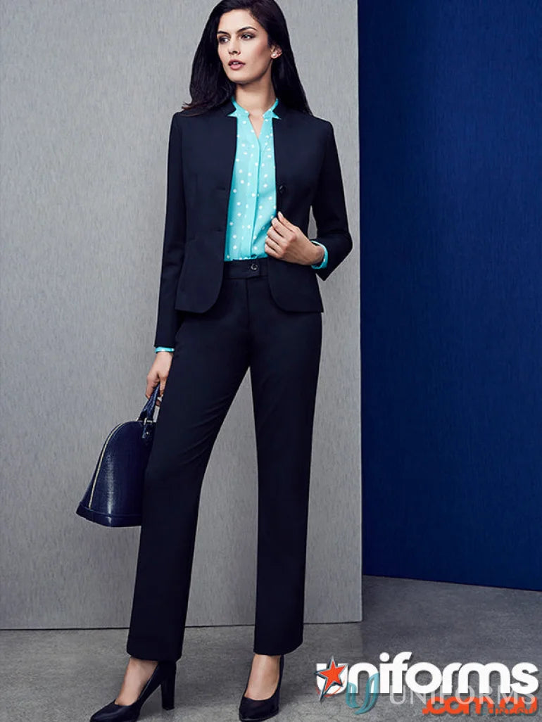 Woman in navy business suit from FMV Ladies Wool for all-day wear and comfy fit
