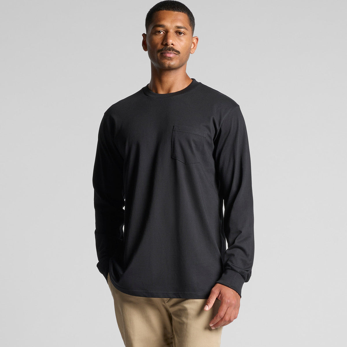 Black long-sleeved henley shirt with pocket and ribbed cuffs, made of cotton.