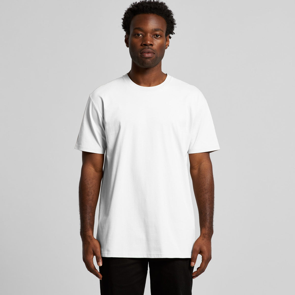 White crew neck t-shirt with short sleeves and a relaxed fit, made of cotton.