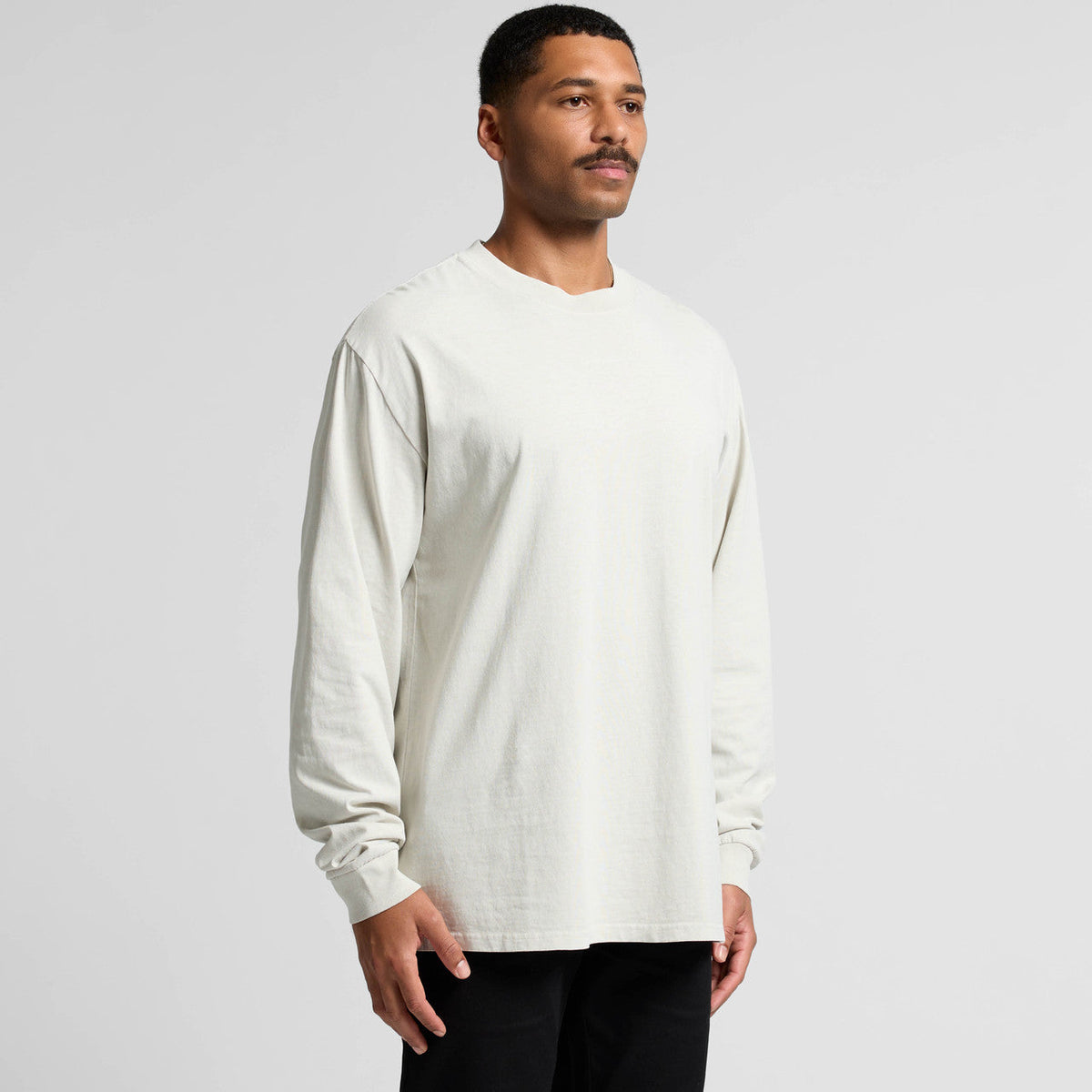 Off-white long-sleeved crew neck t-shirt with ribbed cuffs and hem, made of cotton.