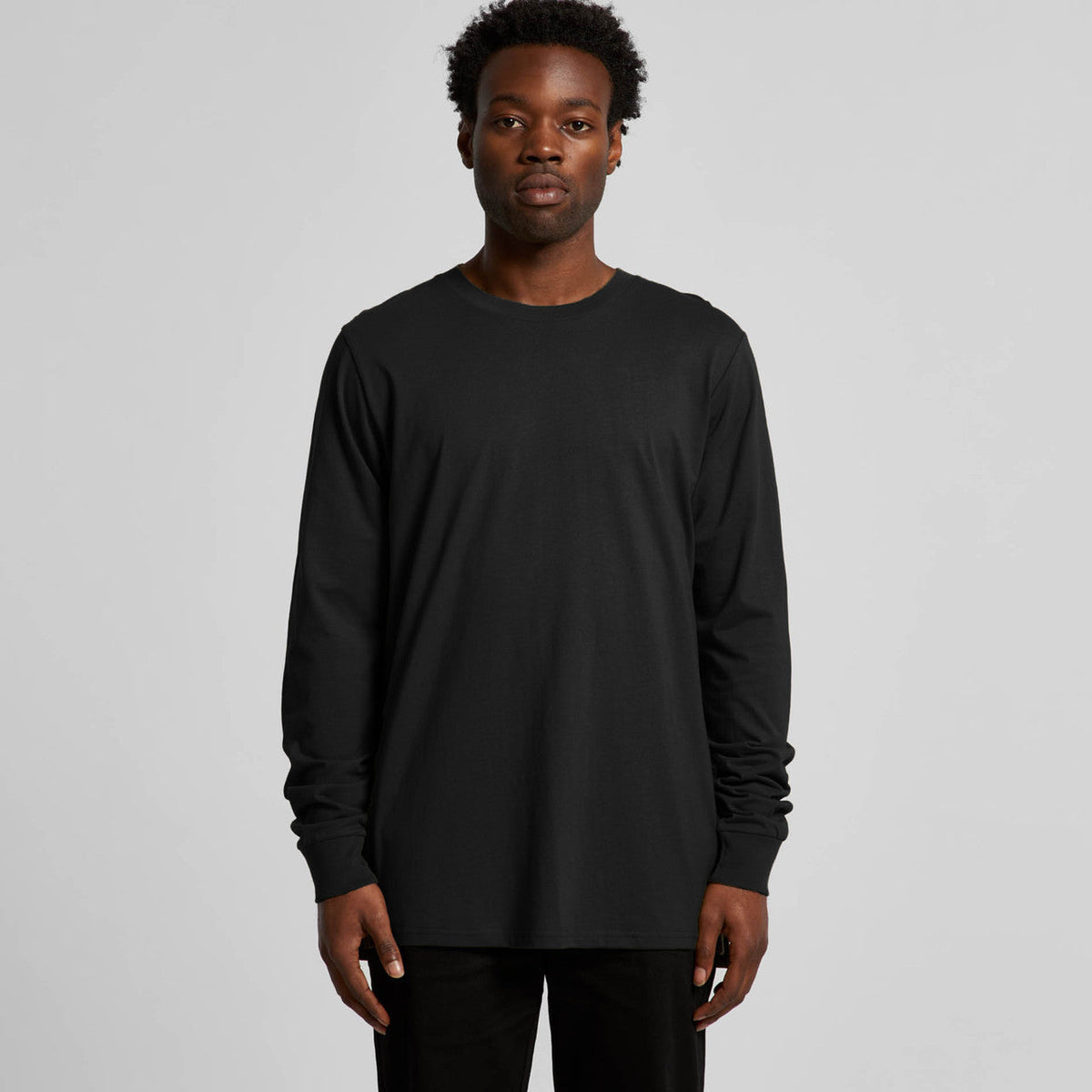 Black long-sleeved crew neck t-shirt with ribbed cuffs and hem, made of cotton.