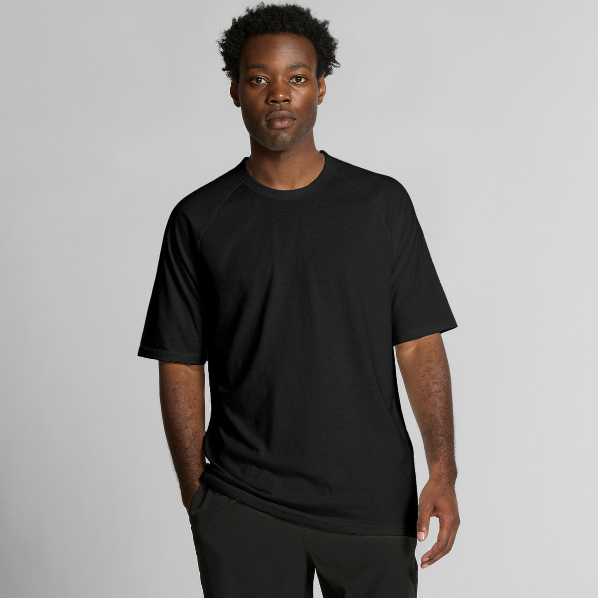 Black crew neck t-shirt with short sleeves and ribbed cuffs, made of cotton.