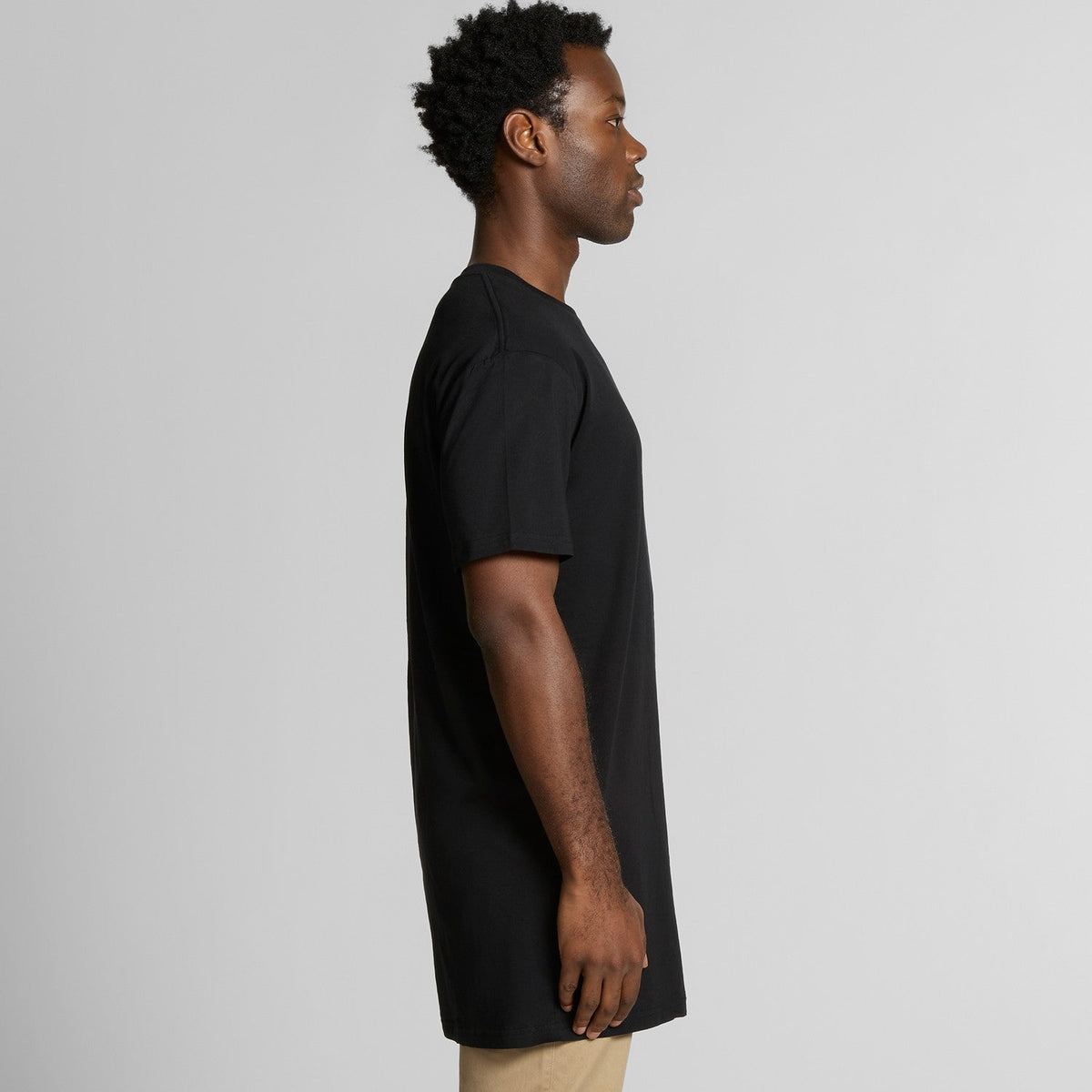 Black t-shirt with short sleeves and crew neck, made of cotton.