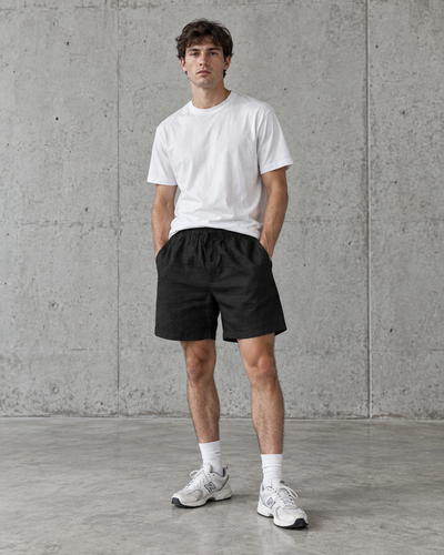 Linen Shorts 5919 in black on male model