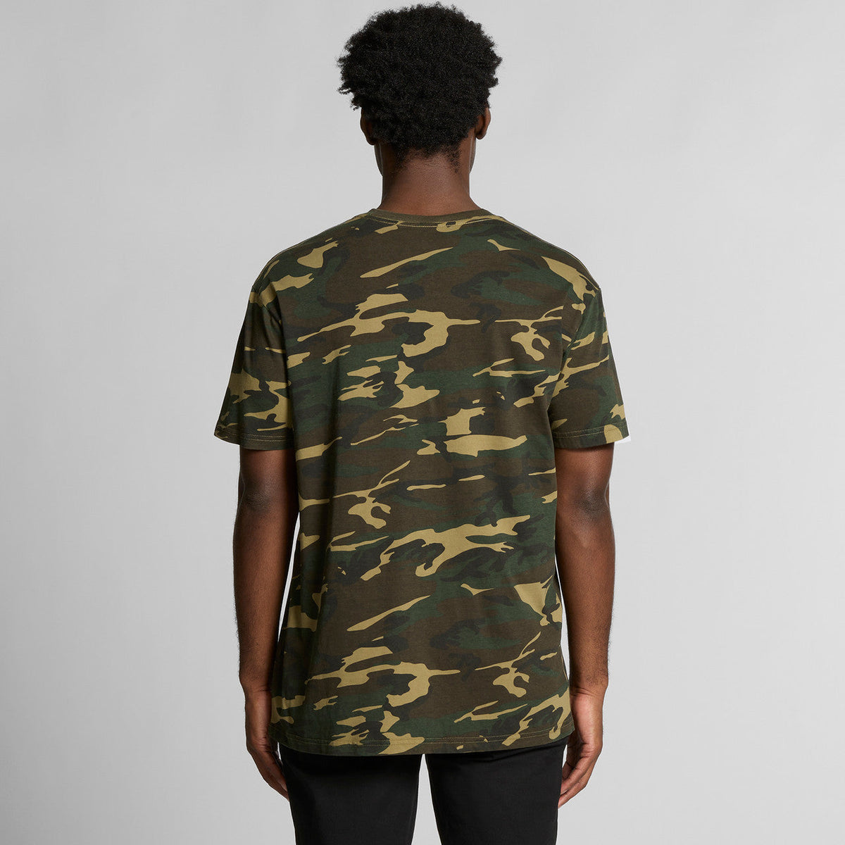 Camouflage t-shirt with short sleeves and a crew neck, made of cotton.