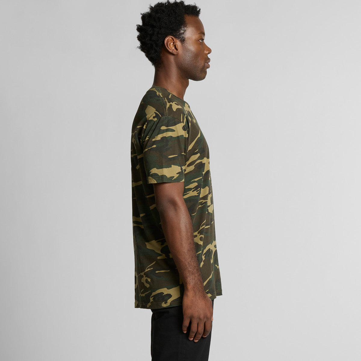 Camouflage t-shirt with short sleeves and a crew neck, made of cotton.