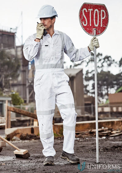 Construction worker holding stop sign in Syzmik Men’s Bio Motion Taped Pant showing motion tape config