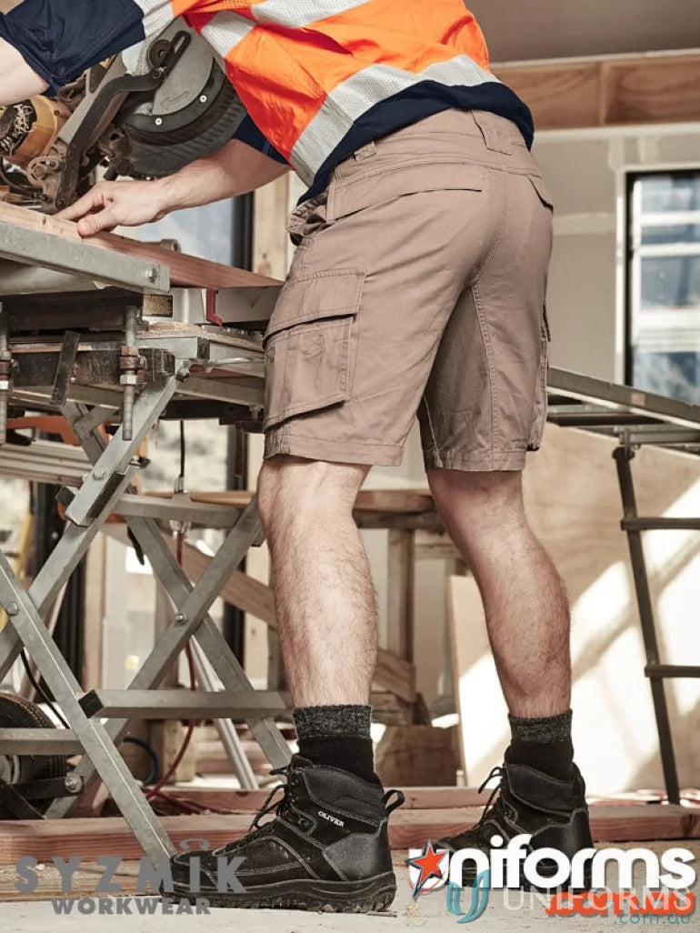 Construction worker in SYZMIK Streetworx Curved Cargo Shorts with dedicated mobile phone holder